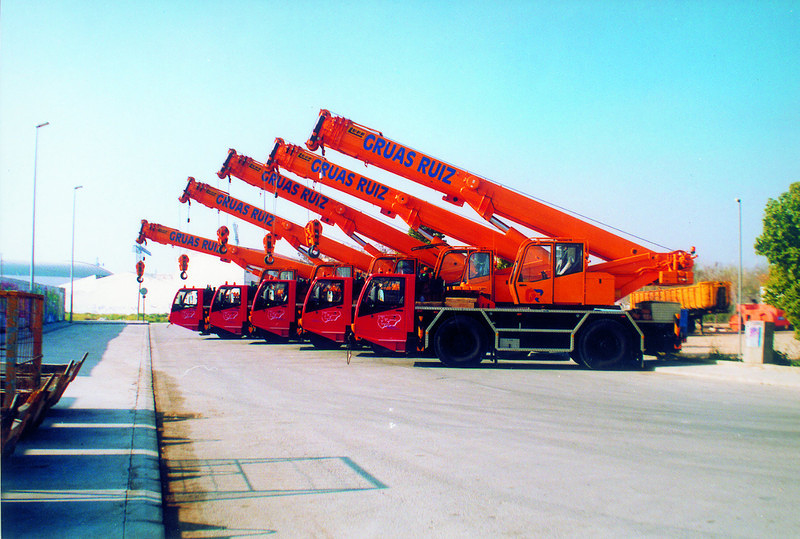 Grúas Ruiz GRUAS CAMION Y MOVILES: SERVICIOS