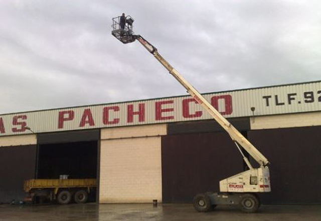 Gr&uacute;as Pacheco Extremadura GRUAS CAMION Y MOVILES: SERVICIOS