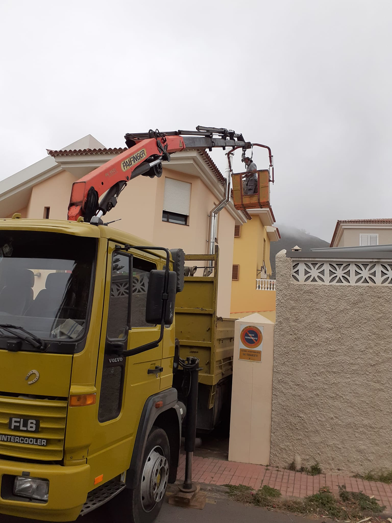 Transportes y Gr&uacute;as Sisi 35