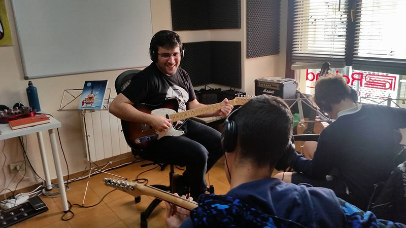 Roland Escuela de Música ACADEMIAS DE MUSICA Y CANTO