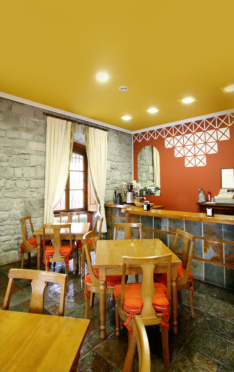 Hotel Puente Romano** 10