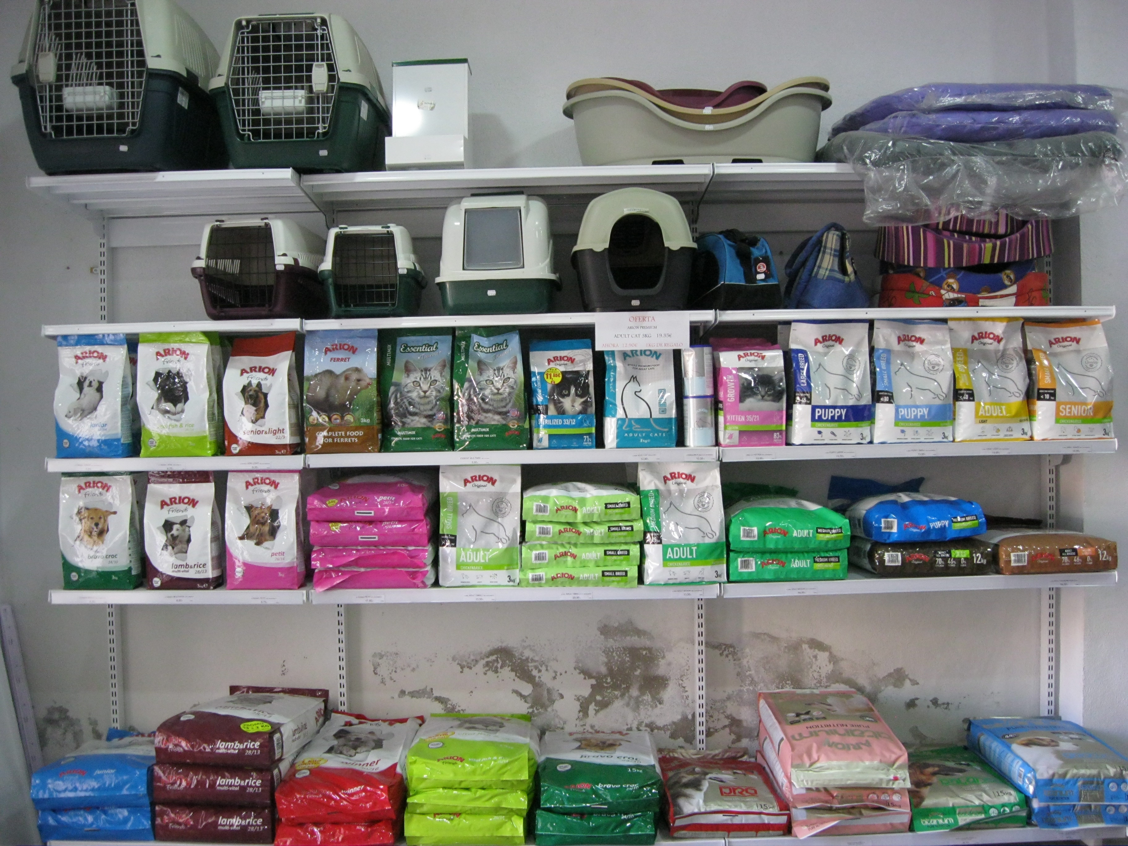 Interior de la tienda Piensos Benjamín en Borriol, Castellón - Estanterías con productos de nutrición animal