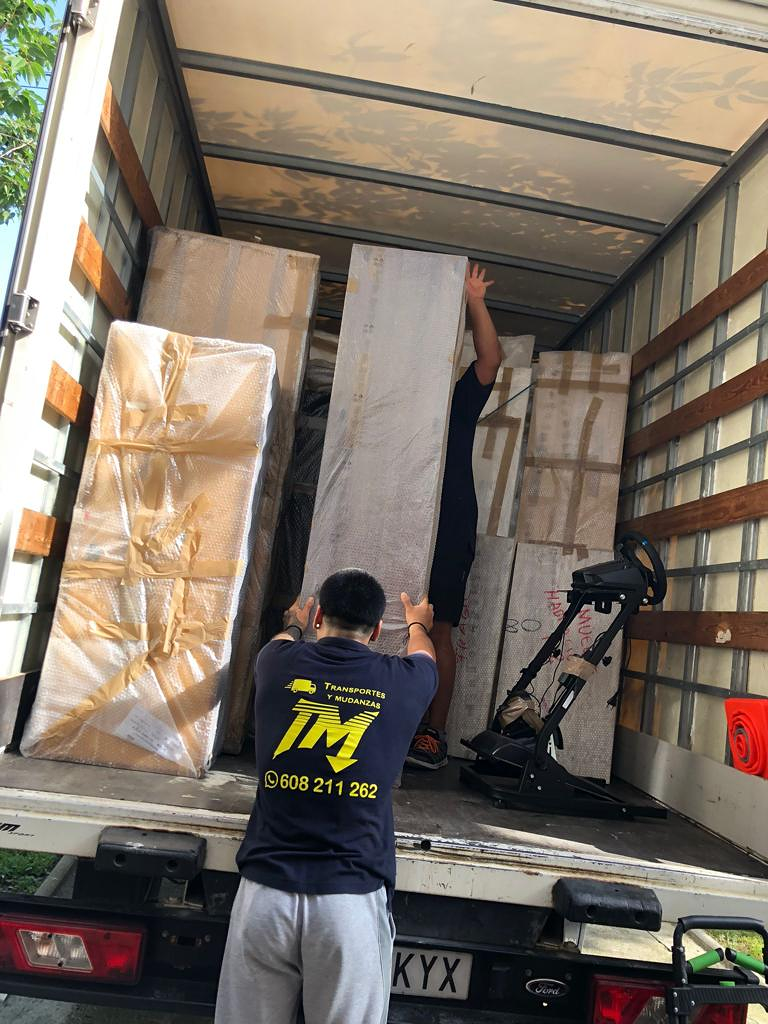 mudanzas y transportes tm Canovelles